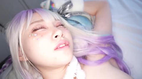 对靠着里拍赚钱的娇媚可爱辣妹角色扮演者餵食媚药，然后进行线下做爱！秘密的免费性爱！ HMLG-006